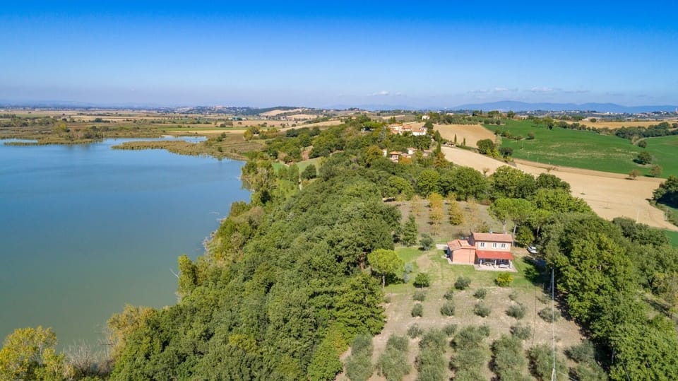 Villa surrounded by Umbrian/Tuscan landscapes and lake of Montepulciano