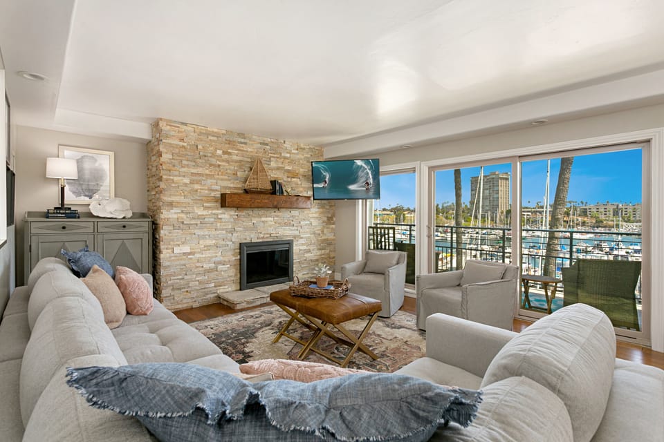 Living room: overlooking the harbor. Smart TV

The fireplace is to not be utilized.