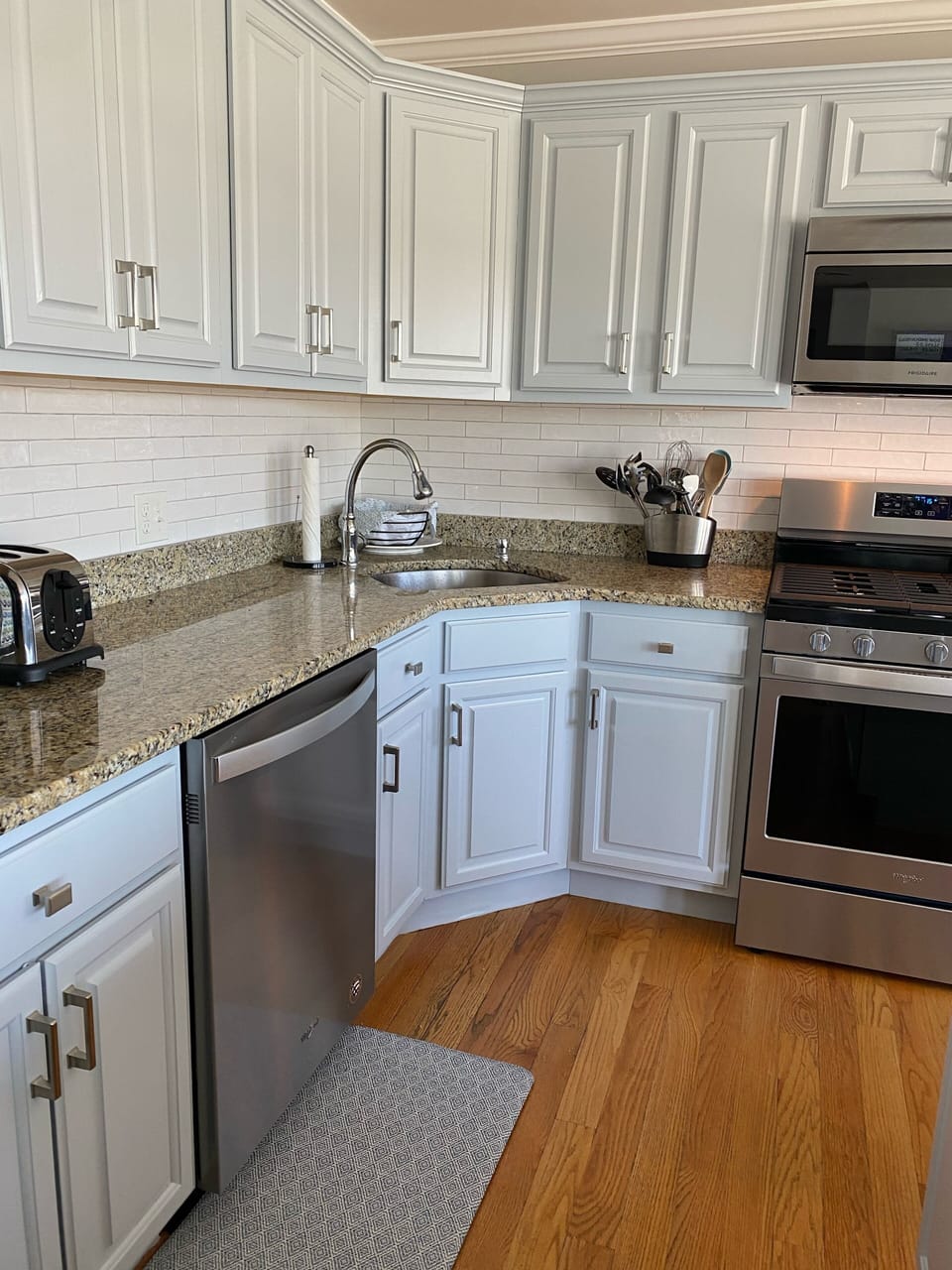 Newly updated, fully equipped kitchen! Brand new backsplash 