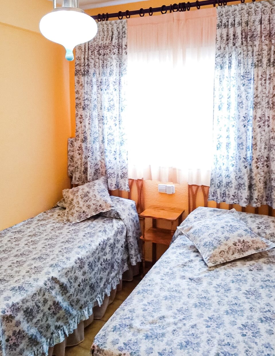 2nd bedroom (2 single beds)
