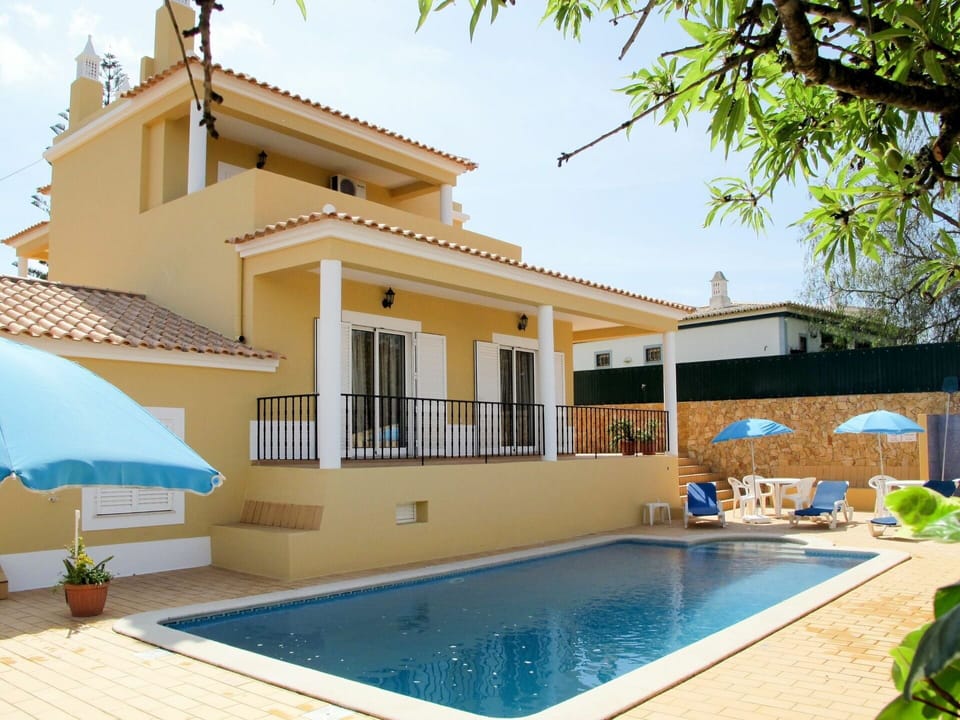 Property, Building, House, Swimming Pool, Real Estate, Home, Villa, Architecture, Apartment, Residential Area