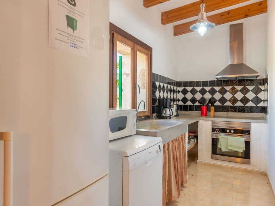 Cabinetry, Countertop, Kitchen Stove, Ceiling Fan, Home Appliance, Wood, Kitchen Appliance, Interior Design, Kitchen, Stove