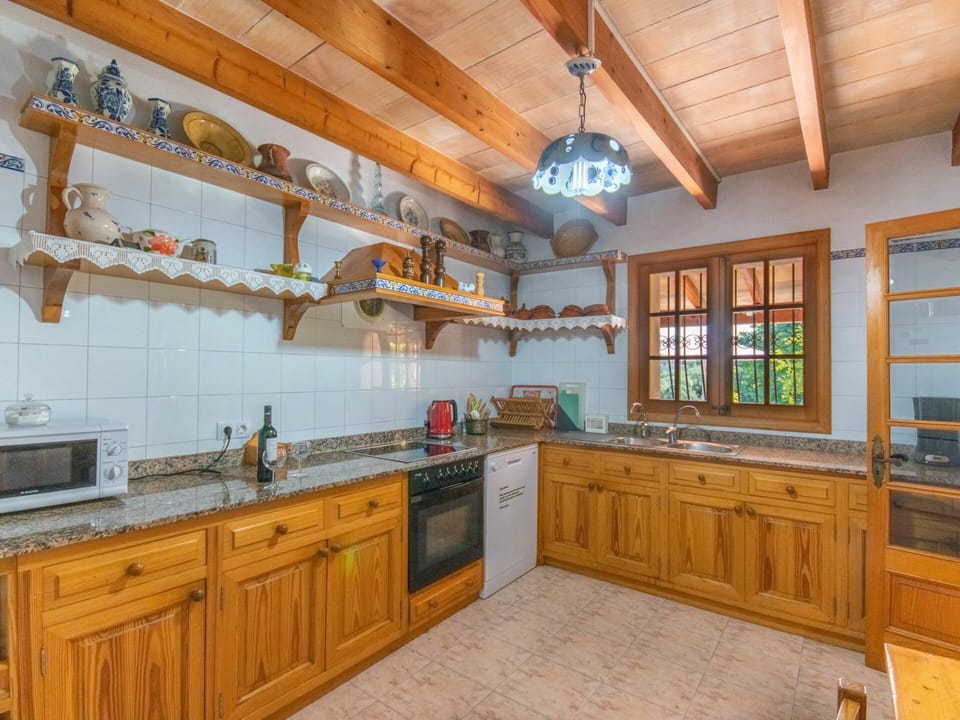 Countertop, Cabinetry, Property, Kitchen, Wood, Tap, Sink, Drawer, Interior Design, Wood Stain