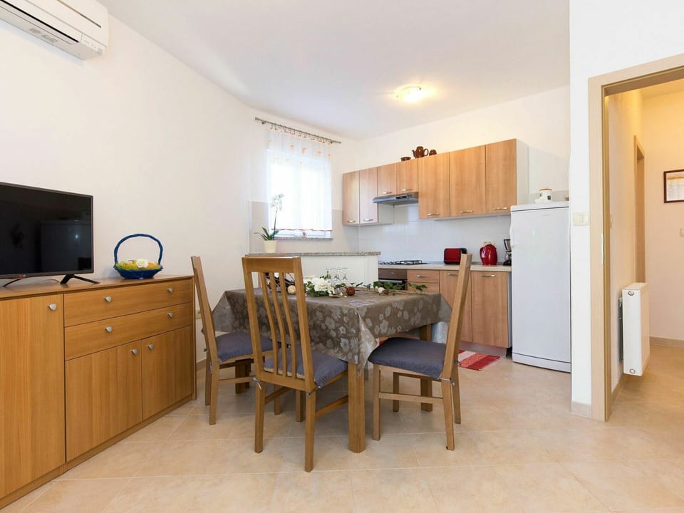 Room, Property, Furniture, Building, Interior Design, Floor, House, Kitchen, Real Estate, Ceiling