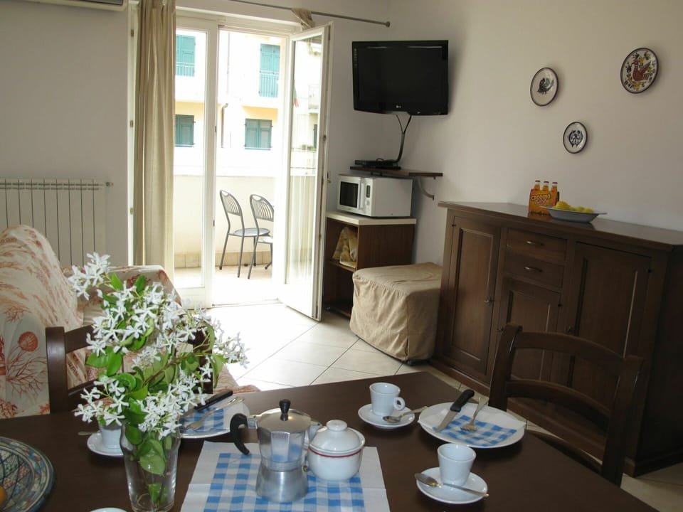Room, Property, Furniture, Interior Design, House, Building, Table, Living Room, Floor, Dining Room