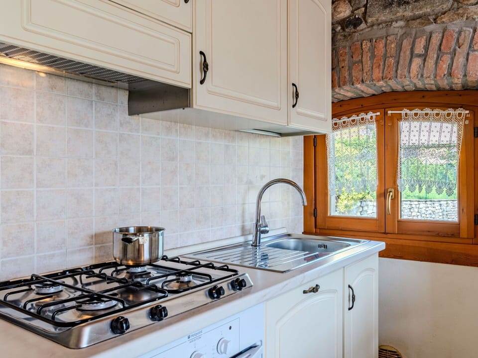 Countertop, Cabinetry, Property, Kitchen Sink, Tap, Building, Kitchen Stove, Gas Stove, Sink, Kitchen