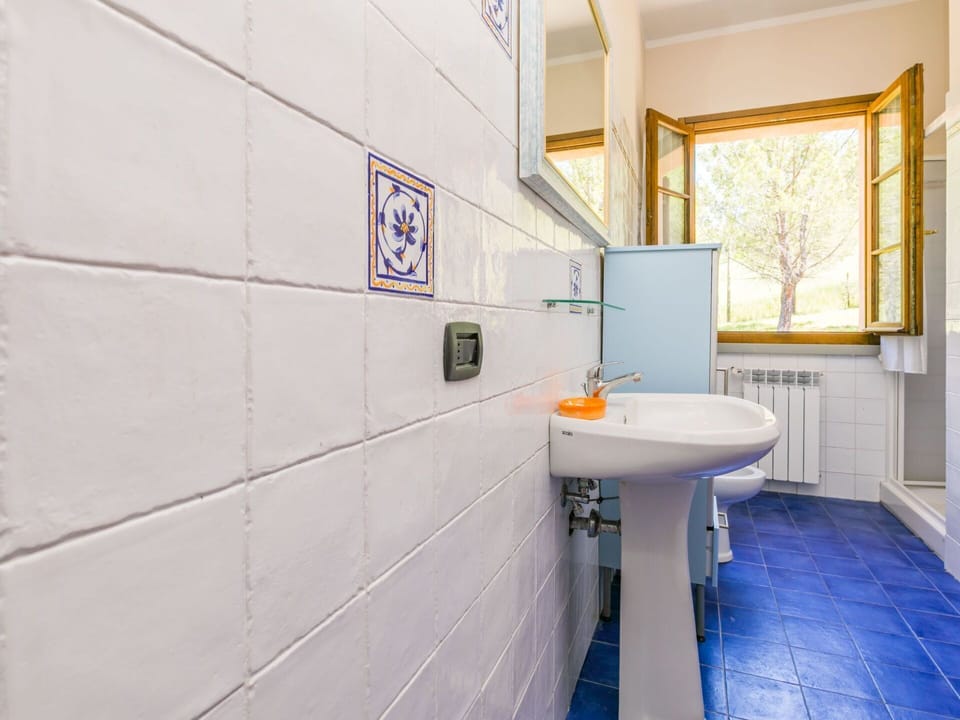 Mirror, Plumbing Fixture, Tap, Sink, Building, Bathroom, Bathroom Sink, Interior Design, Composite Material