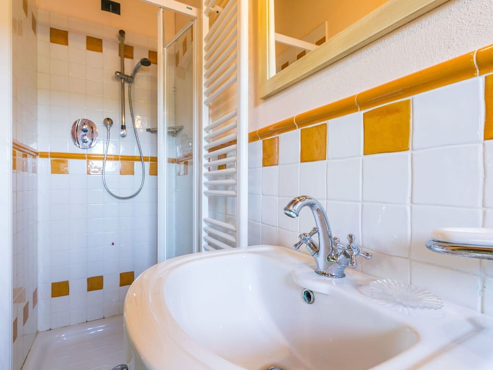 Tap, Plumbing Fixture, Bathtub, Property, Bathroom, Shower Head, Sink, Interior Design