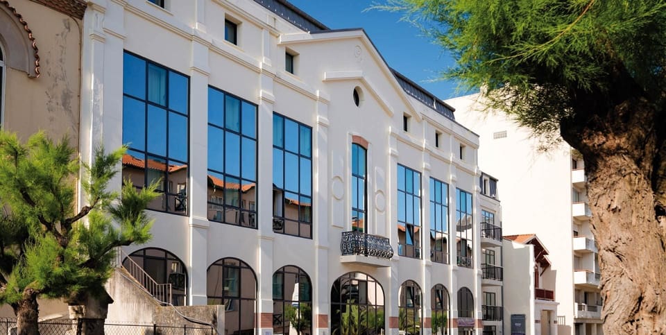 Enjoy this recently-built building!