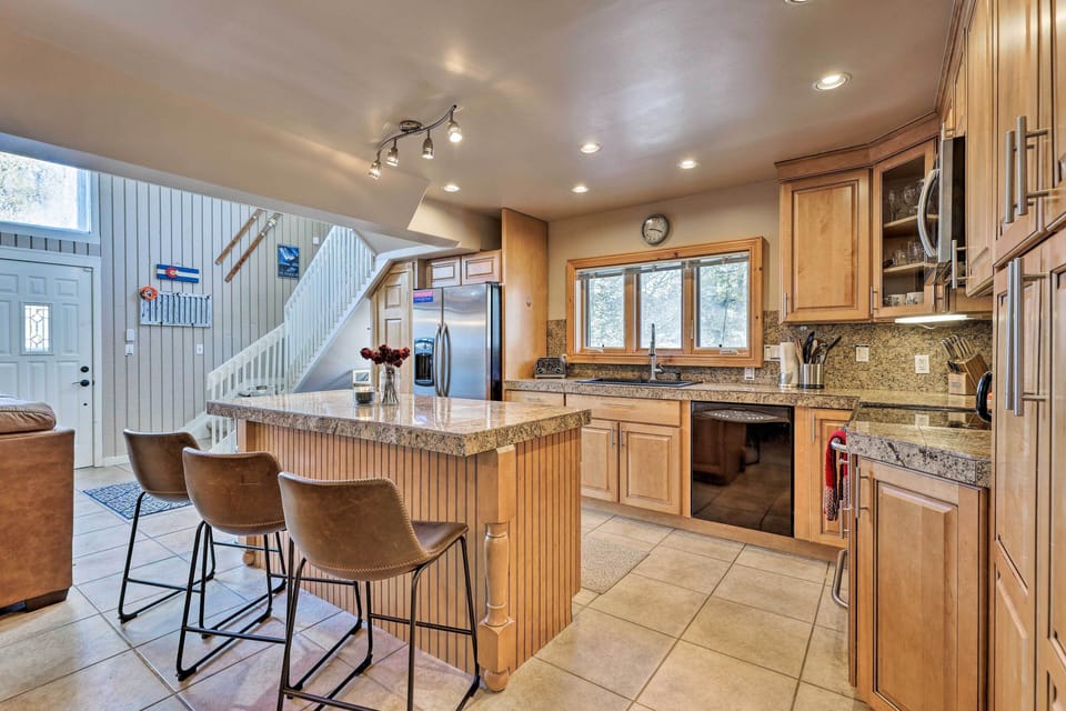 Interior | Open Floor Plan | Free WiFi