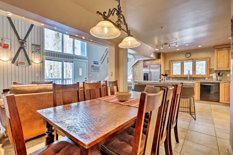 Dining Area | Dishes & Flatware Provided