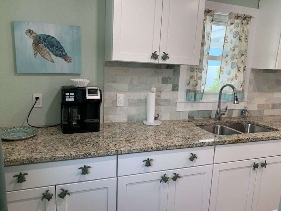 Coffee maker - K-cups and coffee pot