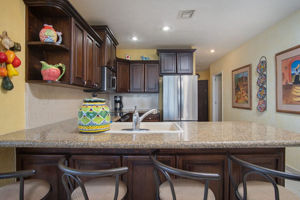 barstools and eating area for 4