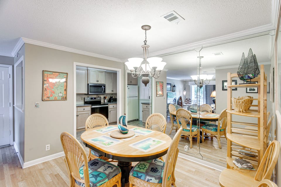 Dining Area | Dishware & Flatware Provided