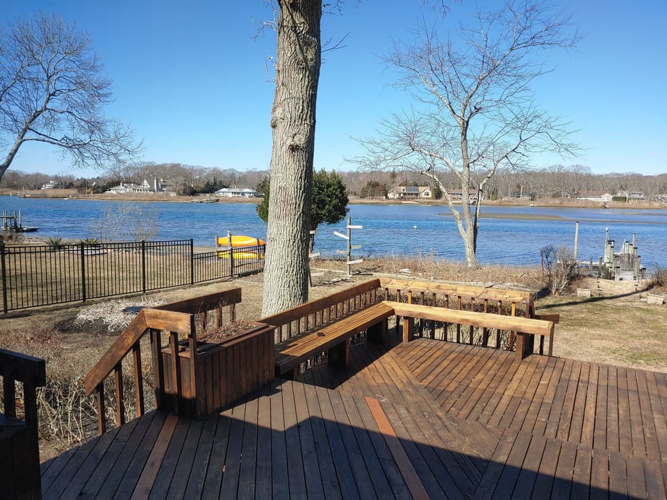 Outdoor deck, garden, private dock, beach (at low tide) and a fantastic view.