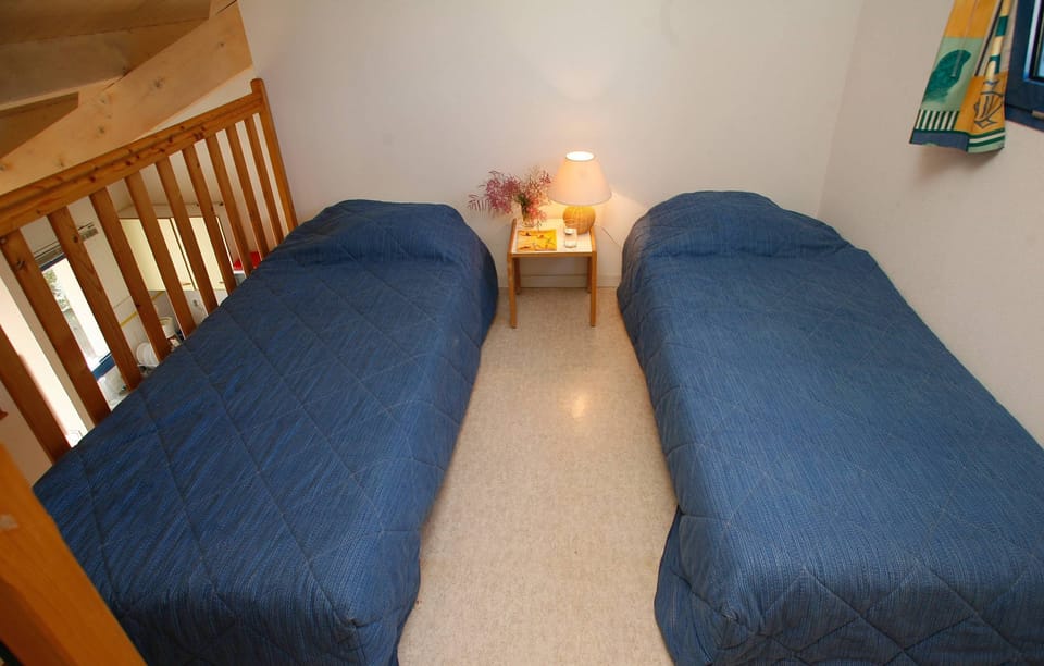 The open mezzanine contains 2 Single beds.