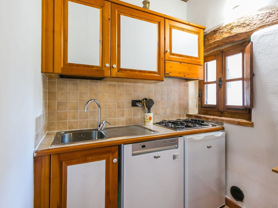 Cabinetry, Kitchen Sink, Sink, Tap, Countertop, Building, Property, Window, Plumbing Fixture, Kitchen