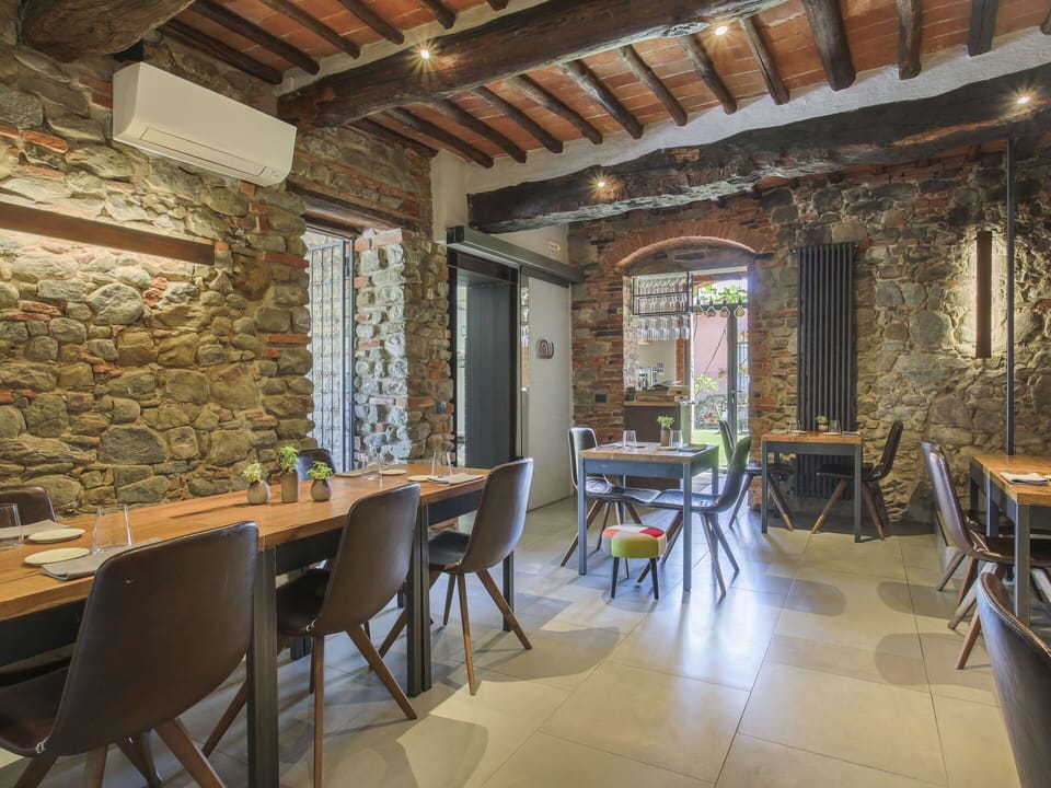 Table, Furniture, Property, Chair, Window, Interior Design, Wood, Floor, Building, Flooring