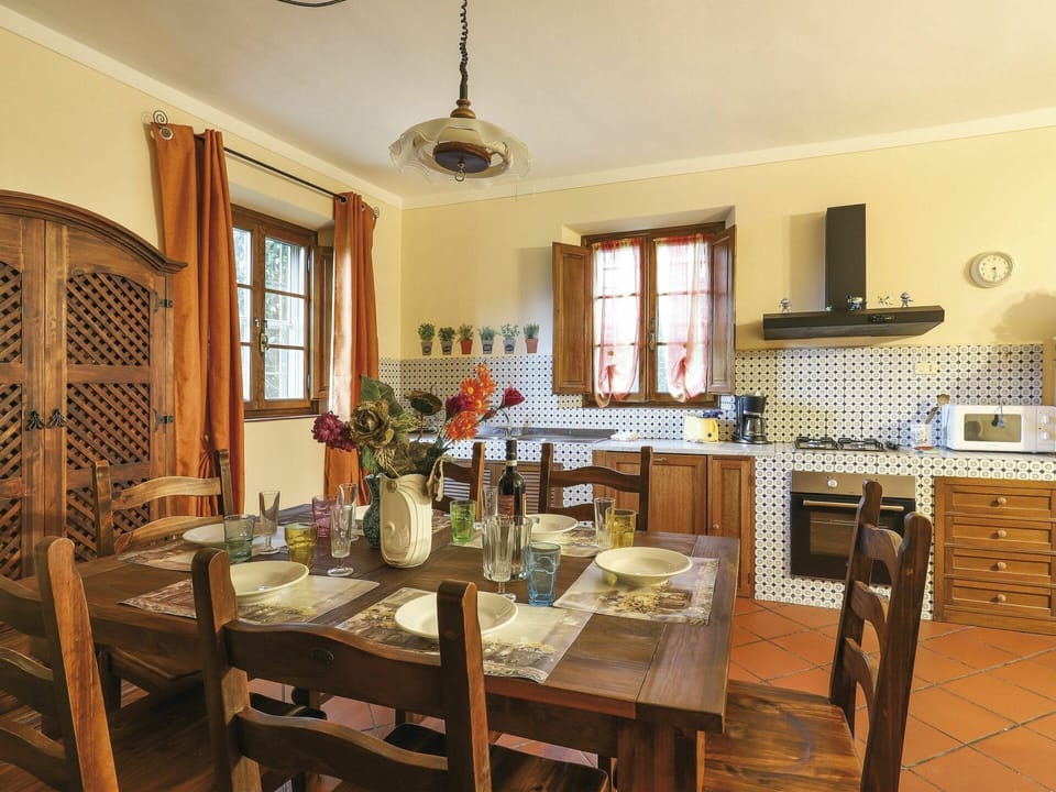 Room, Property, Furniture, Building, Dining Room, Interior Design, Table, House, Ceiling, Real Estate