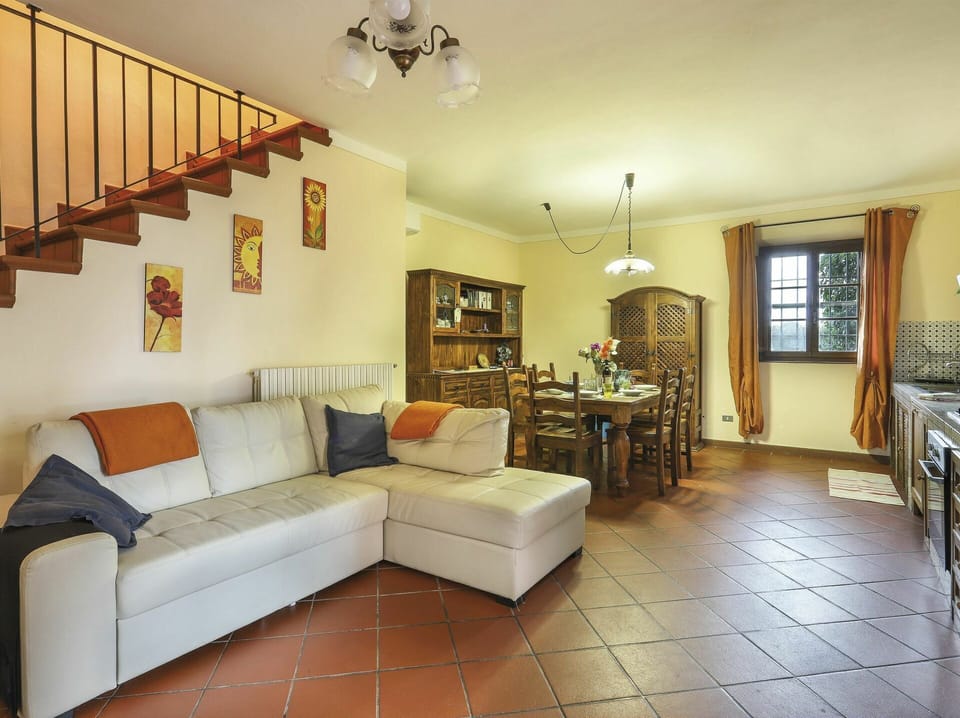 Room, Property, Living Room, Furniture, Interior Design, Building, Floor, Ceiling, Real Estate, Wall