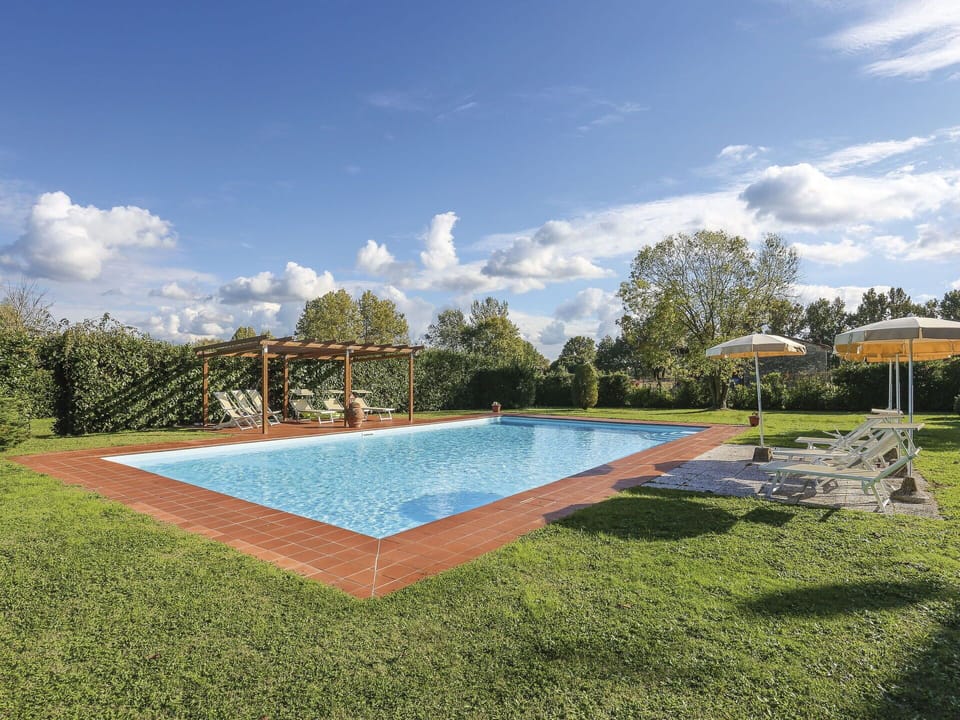 Cloud, Sky, Water, Swimming Pool, Plant, Tree, Rectangle, Leisure, Shade, Grass