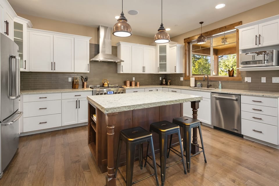 Rope Rider Retreat - Modern and fully stocked Chef's Kitchen
