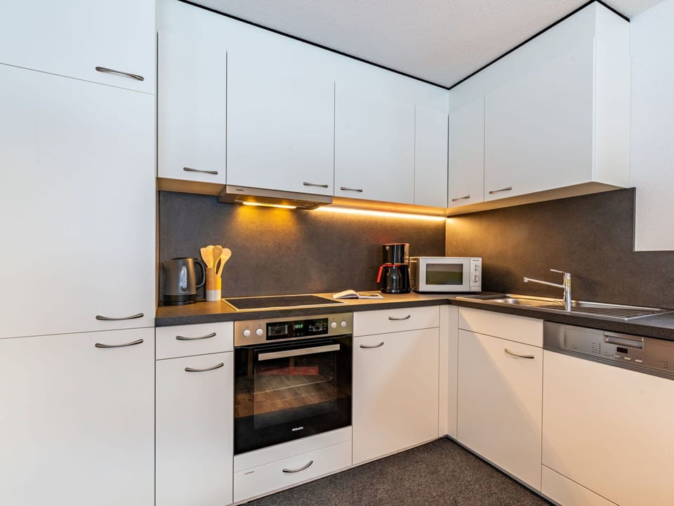 Countertop, Cabinetry, Property, Kitchen Stove, Kitchen Appliance, Home Appliance, Kitchen, Building, Wood, Lighting