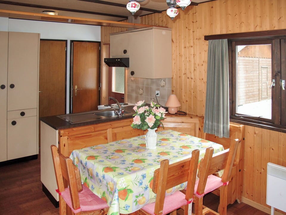 Room, Furniture, Property, Building, Cabinetry, Interior Design, Table, Floor, Dining Room, Hardwood