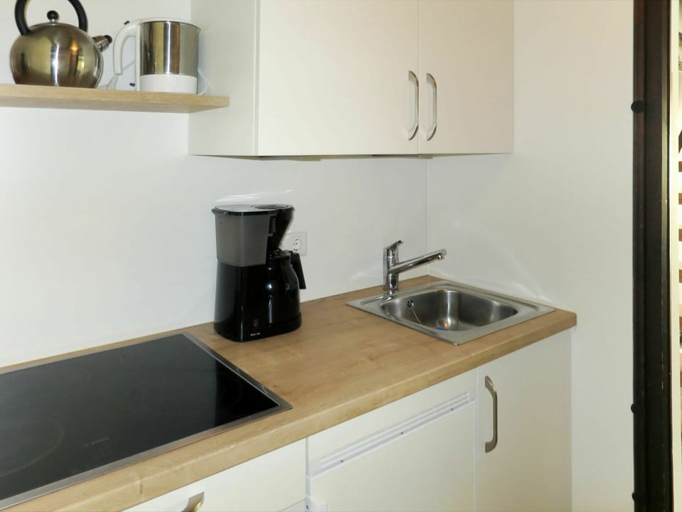 Countertop, Sink, Bathroom Sink, Property, Room, Shelf, Furniture, Tap, Wall, Cabinetry