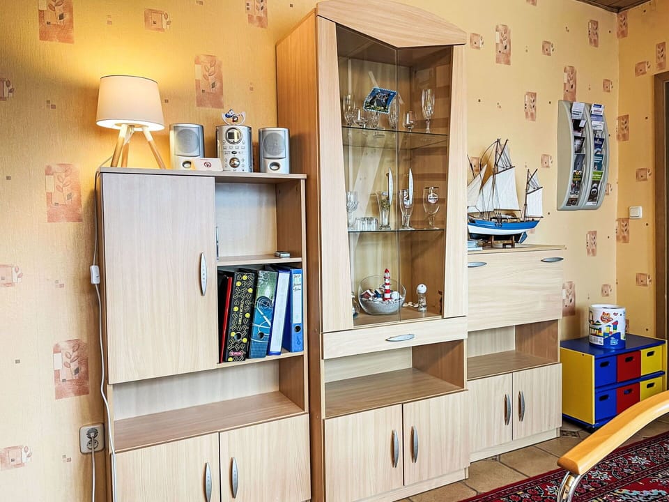 Shelf, Cabinetry, Shelving, Building, Wood, Interior Design, House, Wall, Bookcase, Flooring