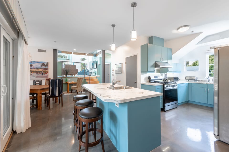 Breakfast Bar & Kitchen
