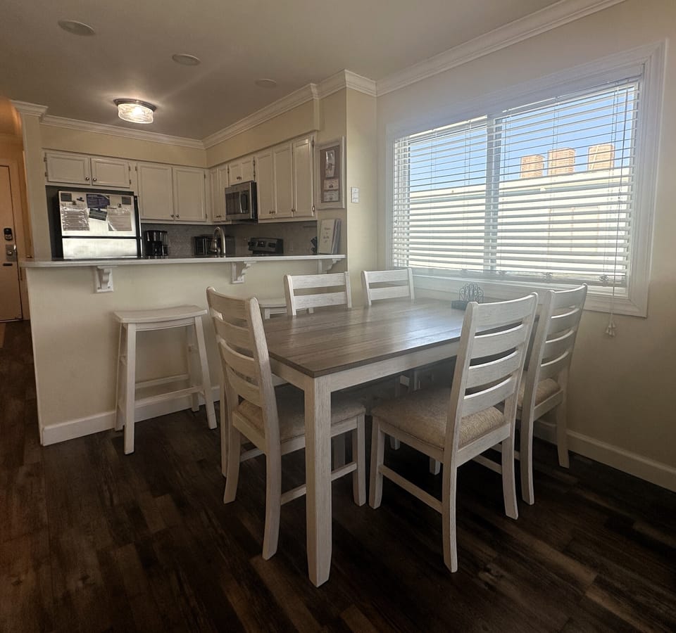 Dining for 6 & Counter Seating