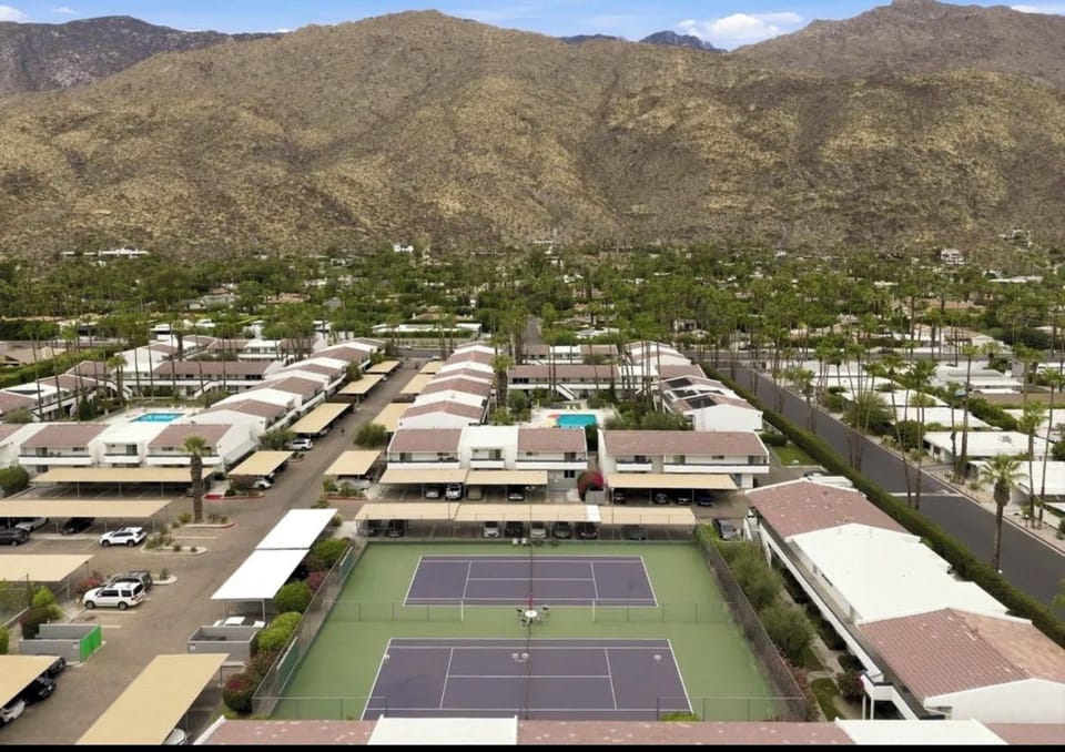 Fully loaded PS getaway & gorgeous views Apartment in Palm Springs