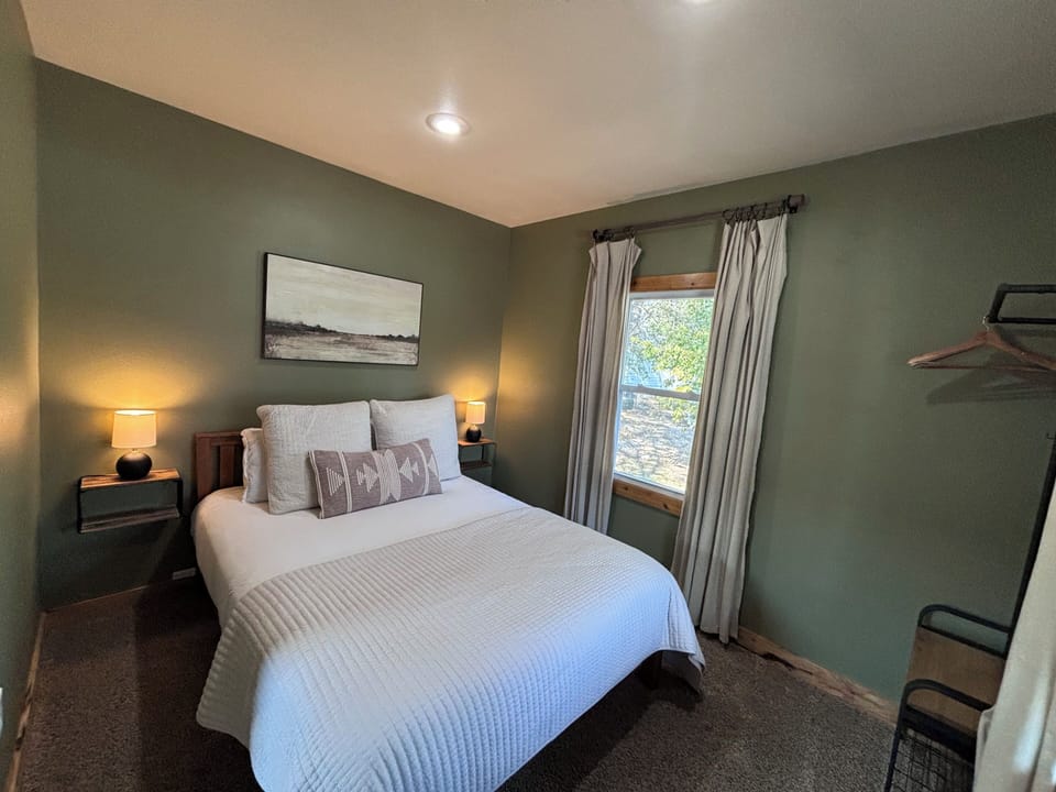 Bedroom/queen bed