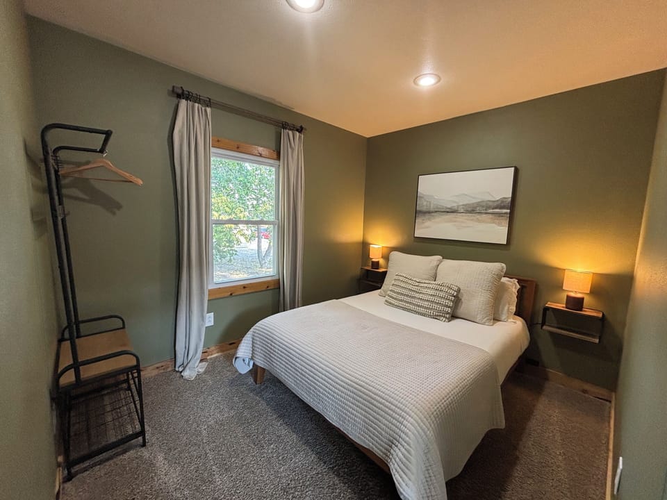 Bedroom/queen bed