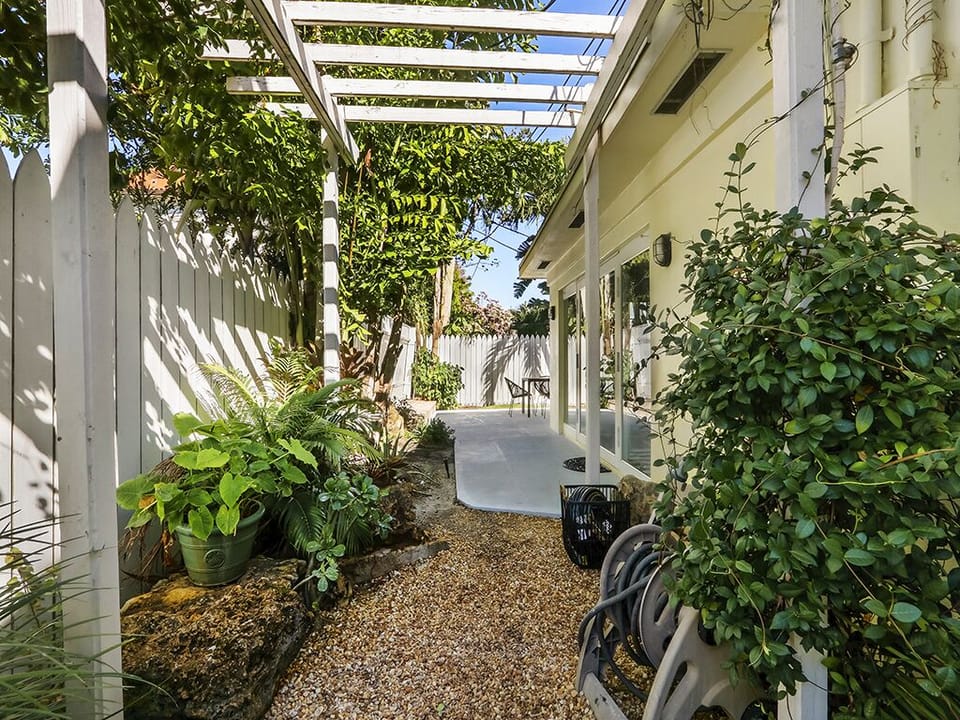Side of house / entrance to dining room