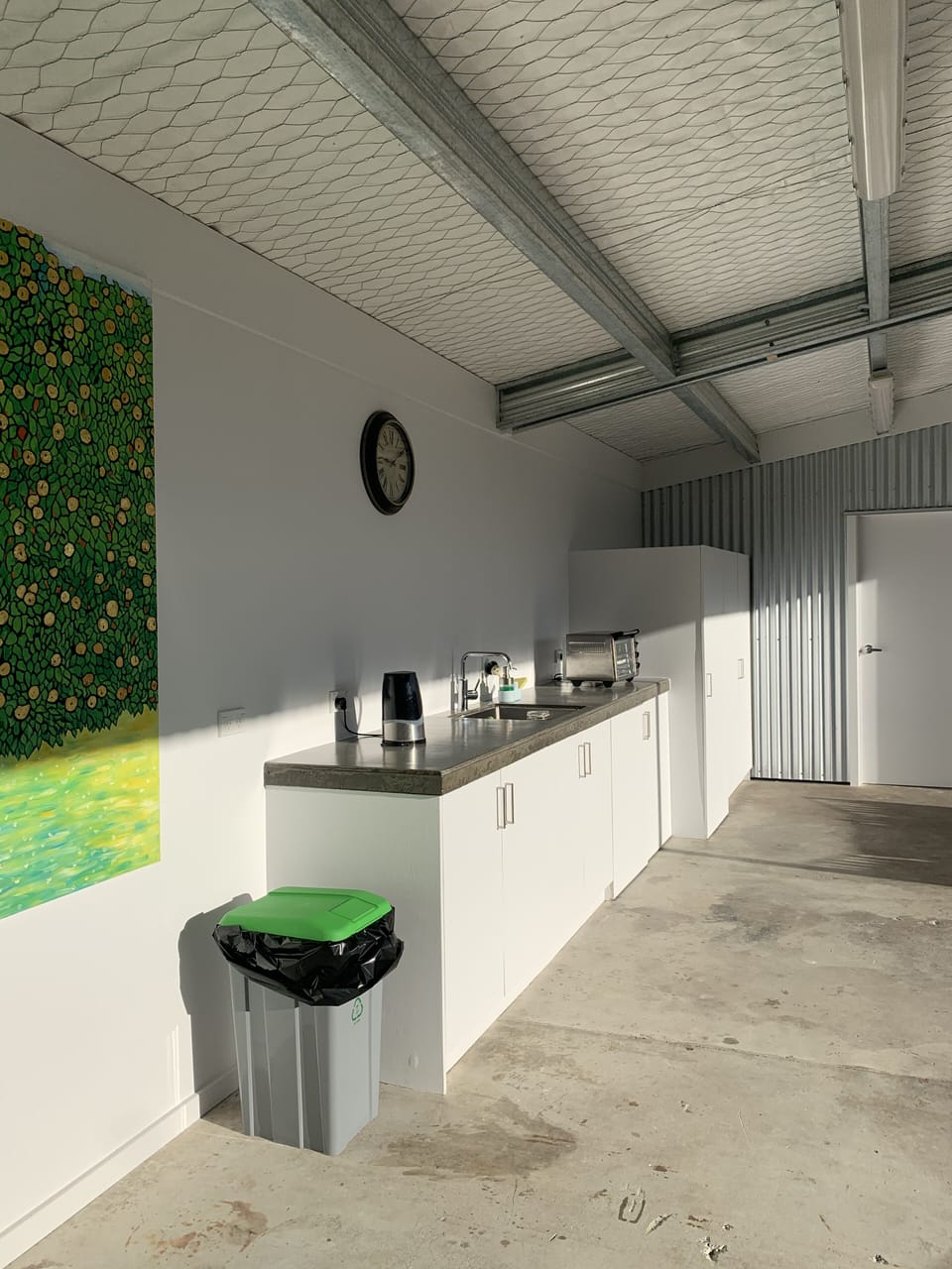 Outdoor kitchen with fridge/freezer
