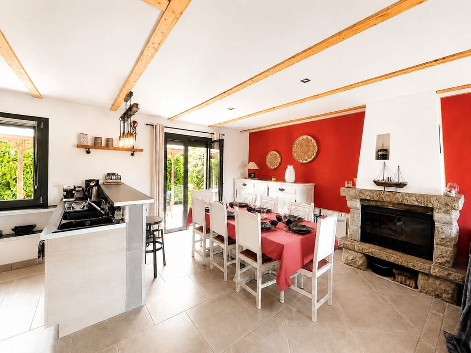 Salle à manger, cheminée, cuisine avec bar