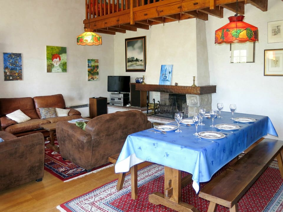 Table, Furniture, Property, Couch, Picture Frame, Azure, Wood, Interior Design, Houseplant, Floor