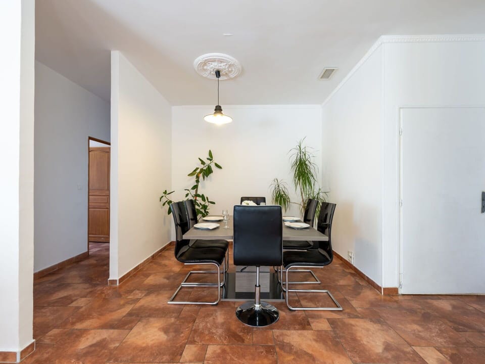 Plant, Furniture, Building, Houseplant, Wood, Flowerpot, Interior Design, Flooring, Hall