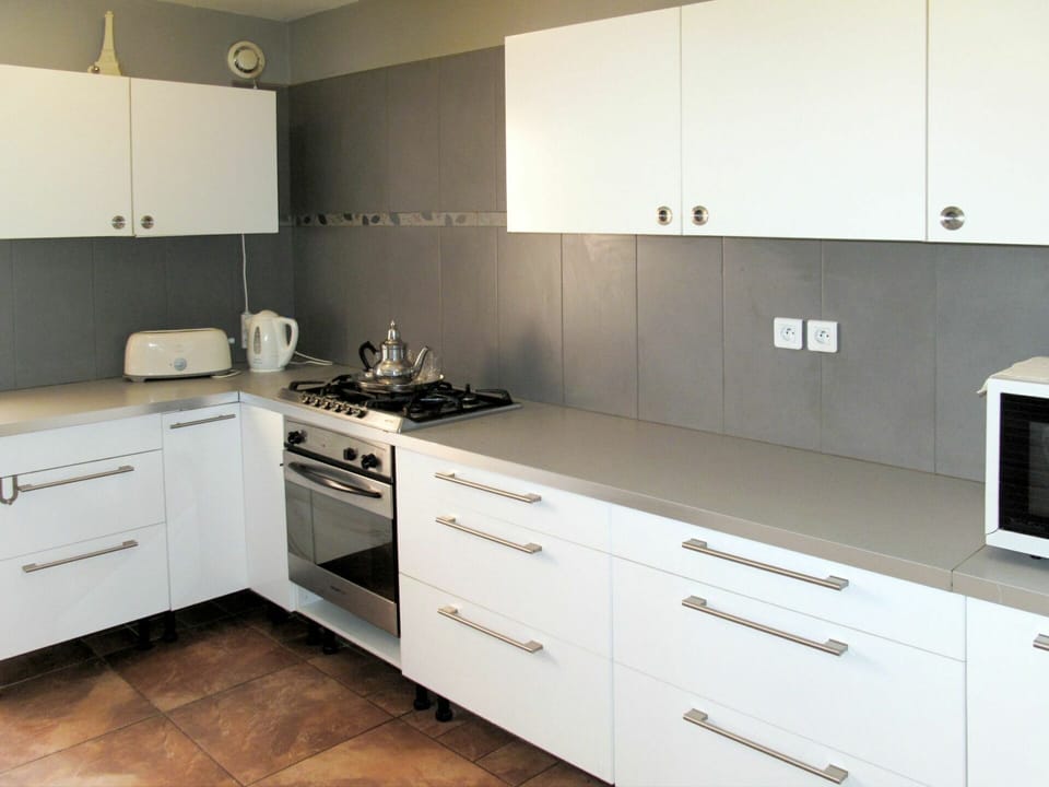 Countertop, Room, Cabinetry, Property, Kitchen, Furniture, Interior Design, Floor, Building, Wall