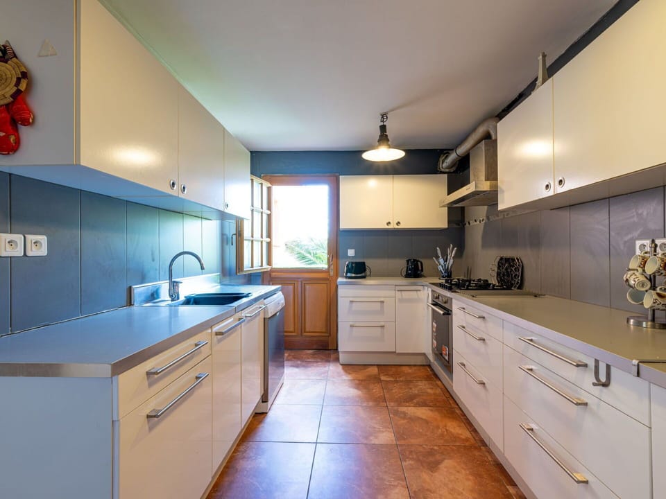 Tap, Cabinetry, Countertop, Kitchen Sink, Sink, Furniture, Building, Drawer, Wood, Kitchen
