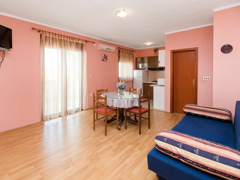 Room, Furniture, Property, Building, Floor, Bed, Interior Design, Real Estate, Suite, House