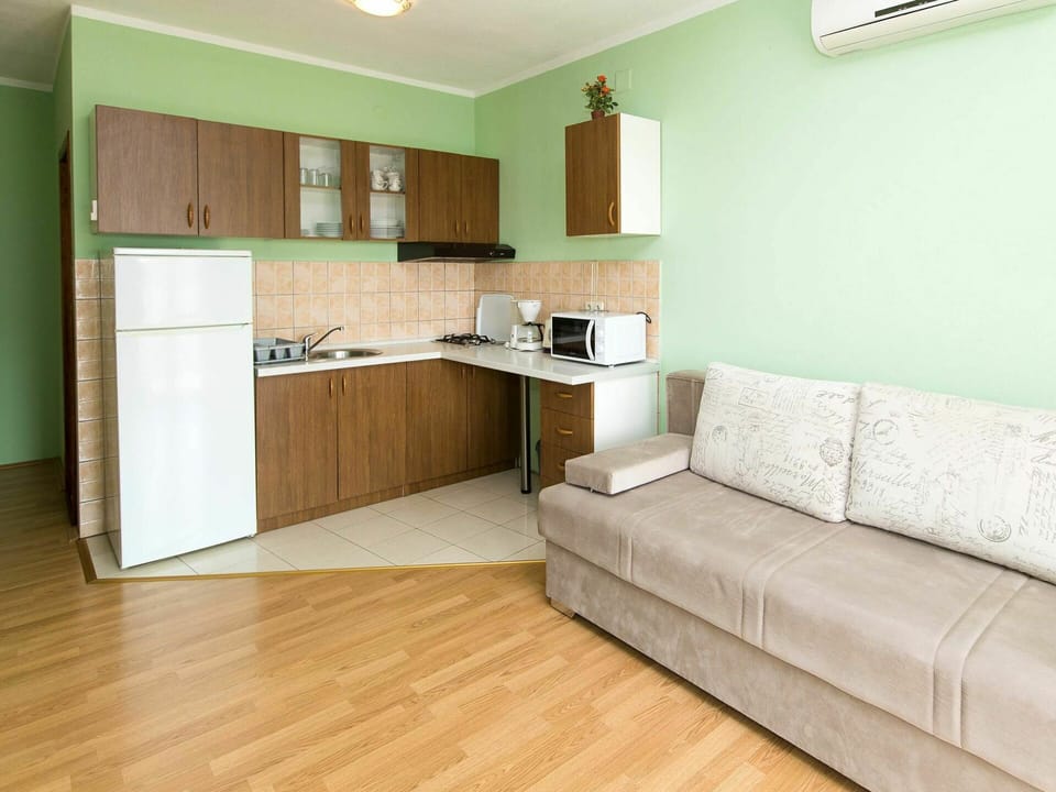 Cabinetry, Countertop, Furniture, Property, Couch, Building, Lighting, Wood, Interior Design, Kitchen