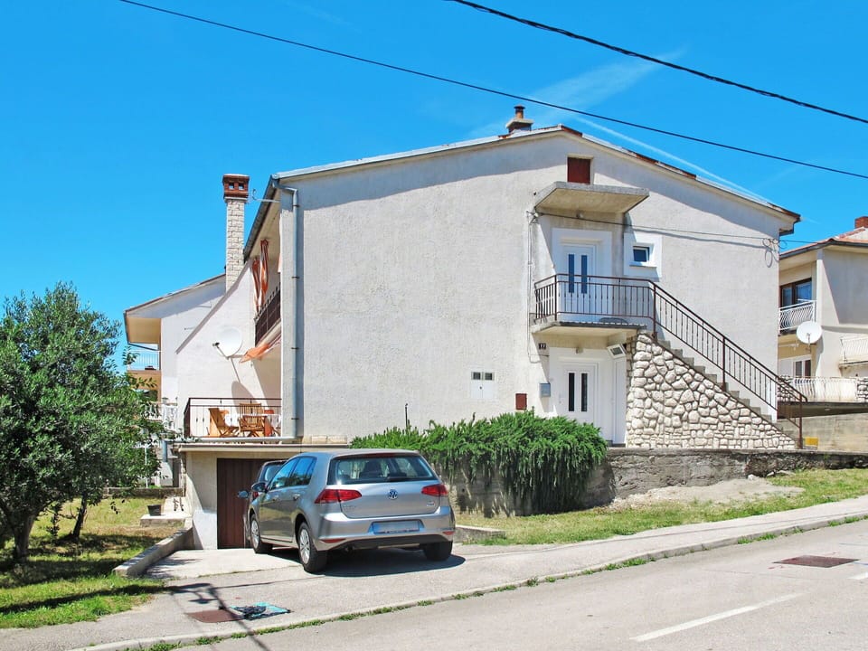 Plant, Sky, Building, Car, Property, Wheel, Vehicle, Window, House