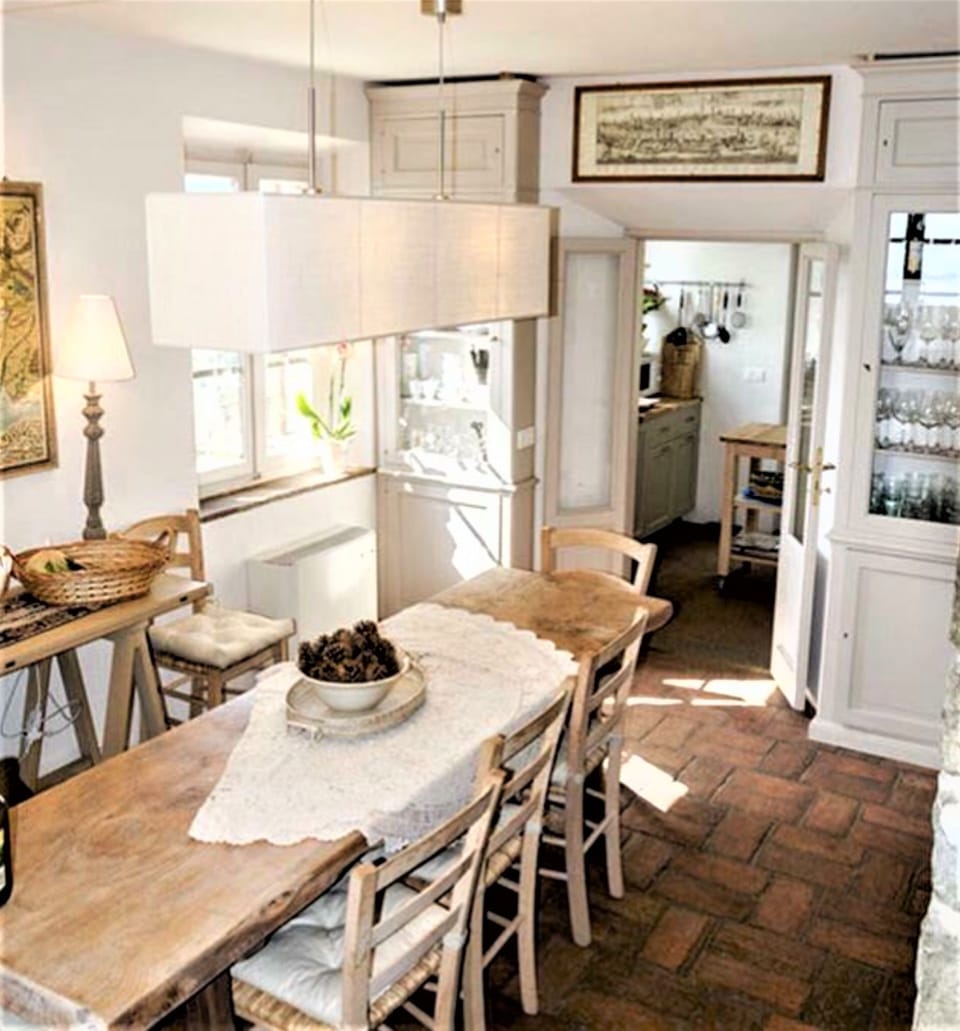 Room, Furniture, Property, Dining Room, Interior Design, Ceiling, Table, Building, Floor, Home
