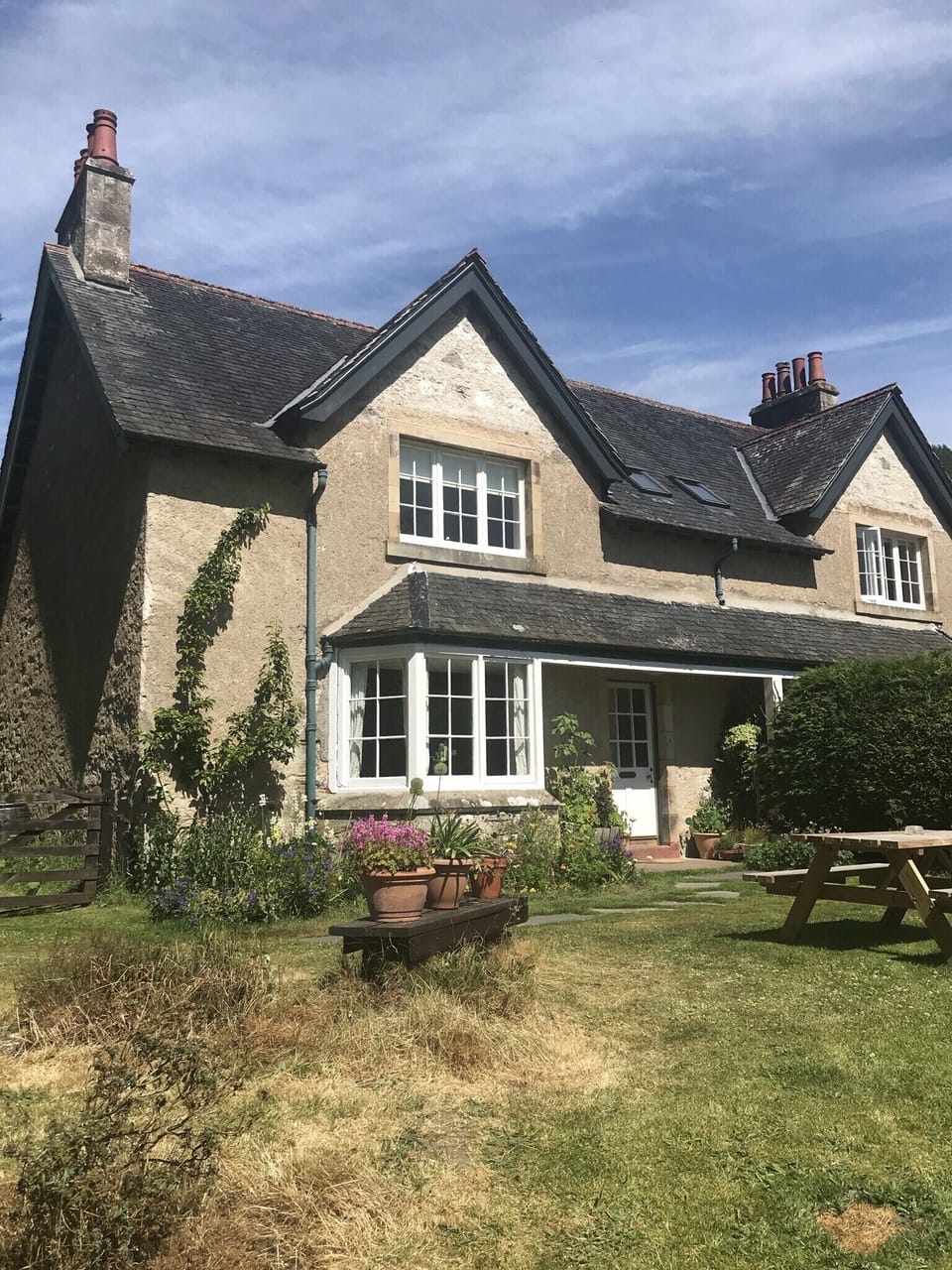 Thistle cottage (left)
Rowan Cottage (right)