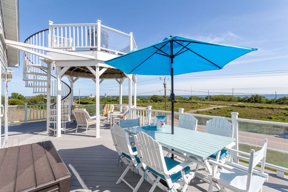 2 Nd floor main deck has seating for 14