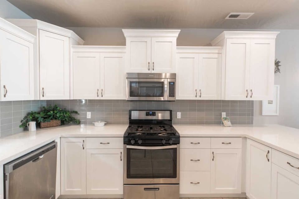 Kitchen: Quartz counters, gas range, fully equipped for most cooking styles.