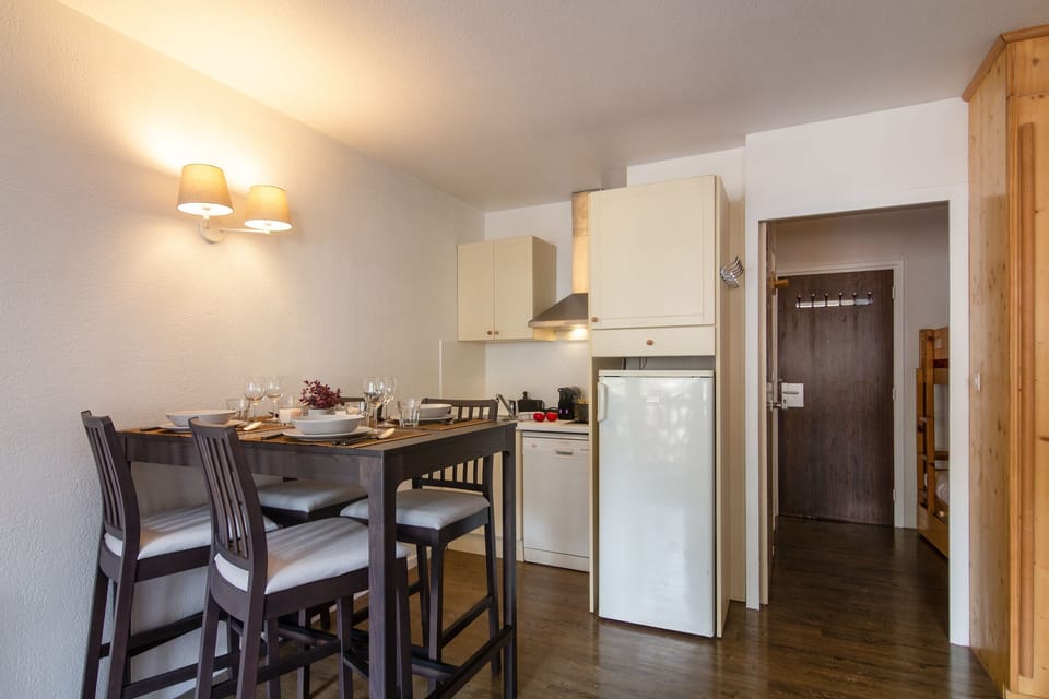 Kitchenette and dining area